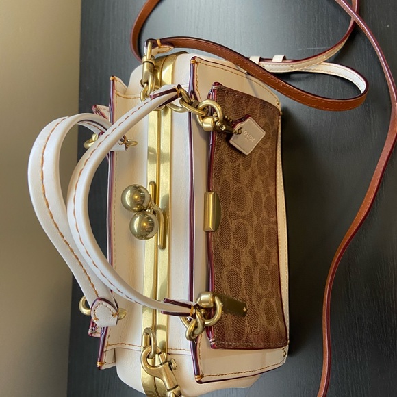 Kiss Lock Coach Purses - Picture 8 of 9